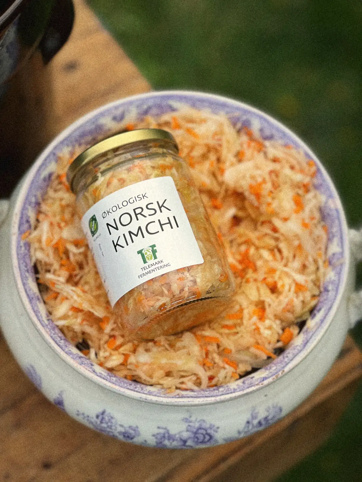 Et glass norsk kimchi i en bolle med kimchi
